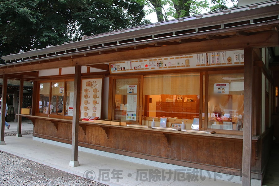 川越氷川神社 御祈祷終了後に本殿から出る参拝者の様子