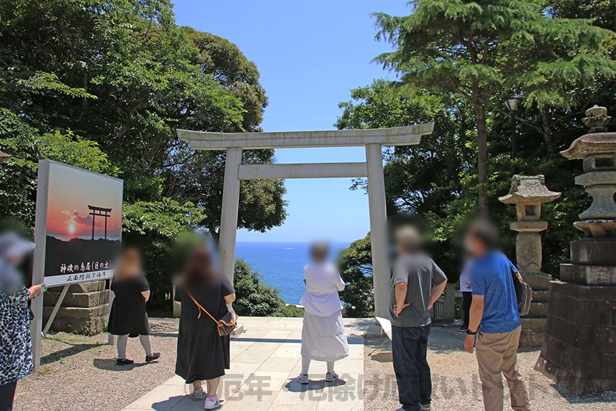 大洗磯前神社 随神門向かいの海を望む鳥居と風景の様子