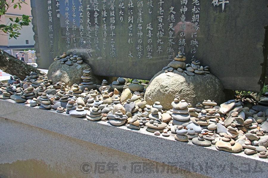 大洗磯前神社 積み石の様子