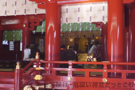 神社本殿での祈祷の様子