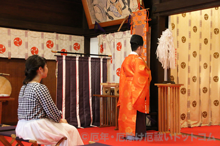 神社本殿での厄除け祈祷の様子