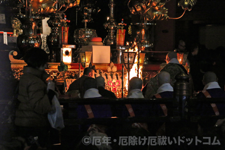 お寺本堂での護摩祈祷の様子