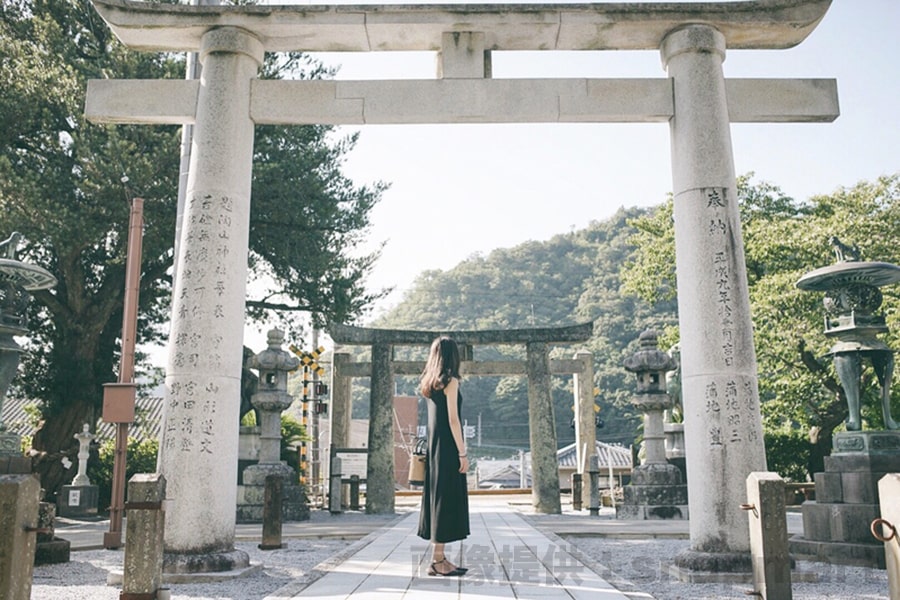 30代女性神社参拝の様子（イメージ画像）