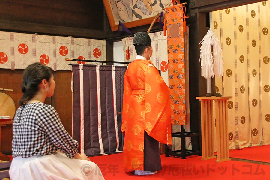 神社本殿での厄除け祈祷の様子