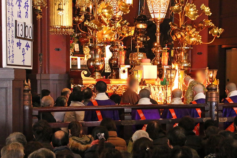 お寺本堂での護摩祈祷の様子