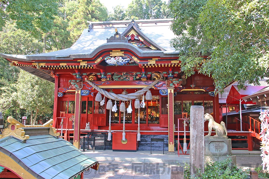 冠稲荷神社 御祈祷の執り行われる拝殿・本殿の様子