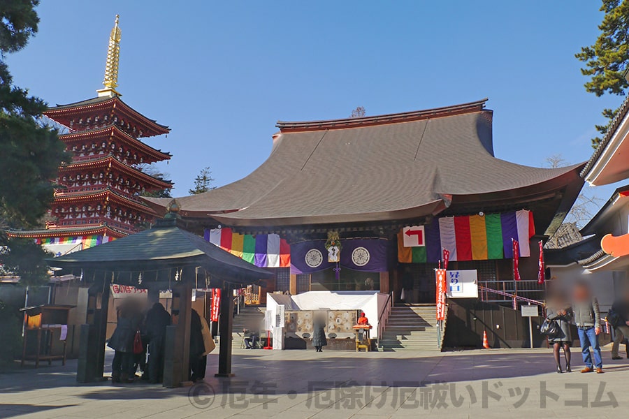 高幡不動尊 境内の不動堂前と宝輪閣・お札所（右側）の様子
