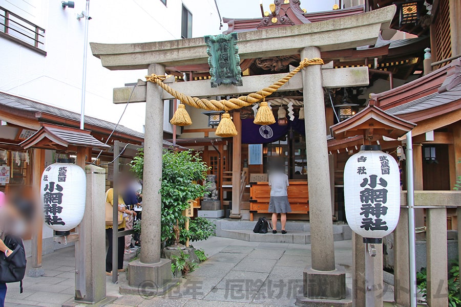 小網神社 境内入口と参拝者の様子