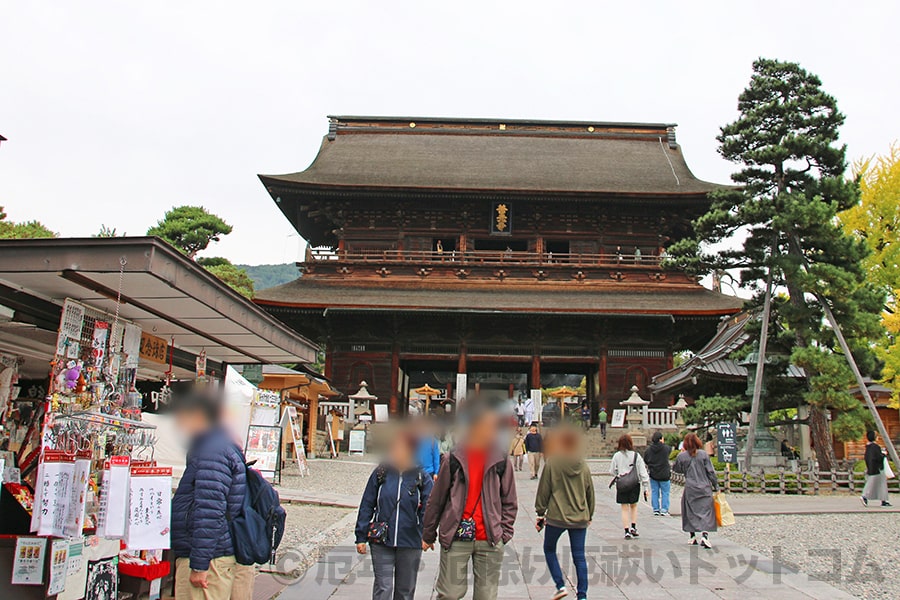 善光寺 仲見世通りから抜けて見えてくる山門（三門）の様子