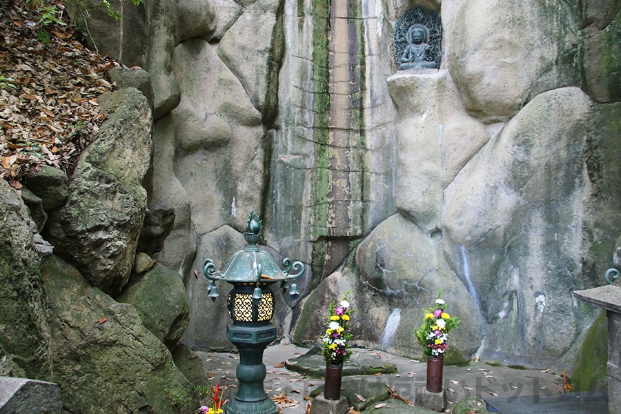 成田山大阪別院明王院 奥の院お滝行場とそこに設置の不動明王像の様子
