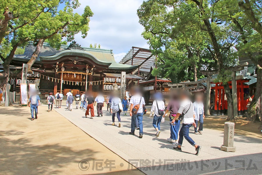 石切劔箭神社 お百度参りの参拝者の様子