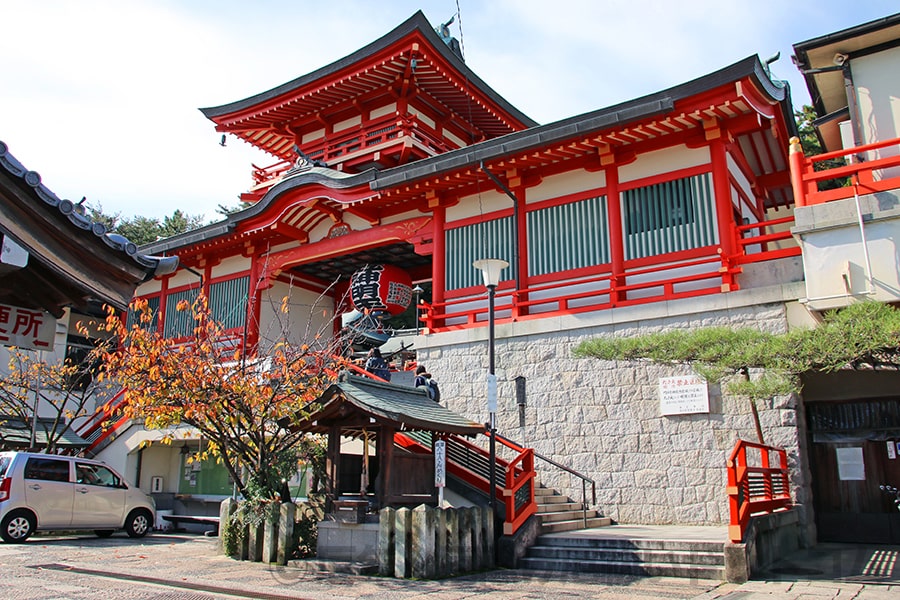 門戸厄神東光寺 中楼門前の女厄坂の様子