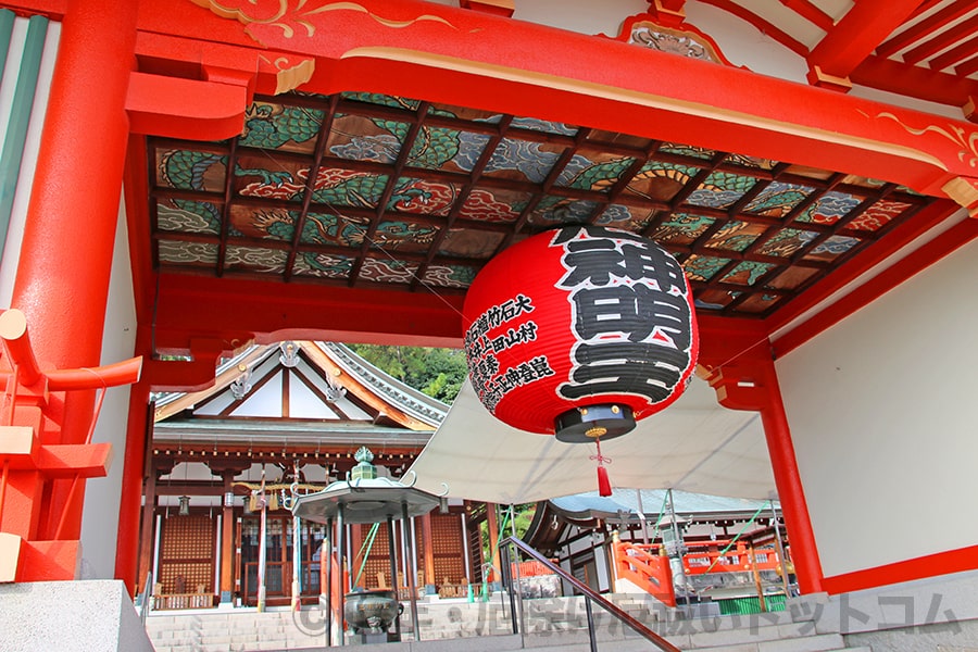 門戸厄神東光寺 中楼門と大提灯の様子