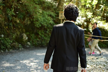 厄年男性の神社参拝のイメージ