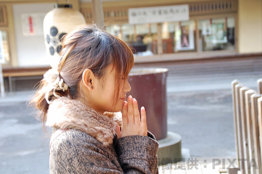 神社に参拝の女性のイメージ