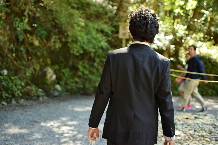 厄年男性の神社参拝のイメージ