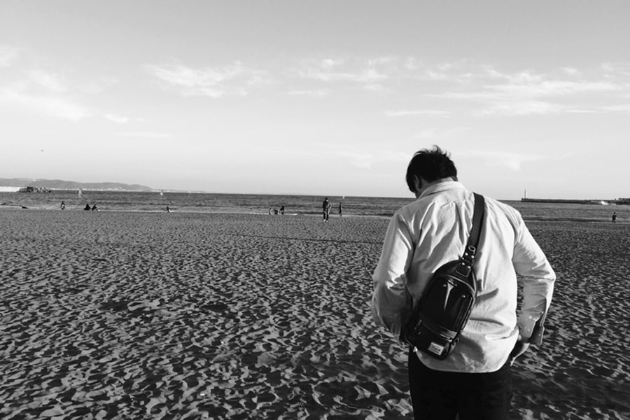 厄年男性の悩める後ろ姿のイメージ