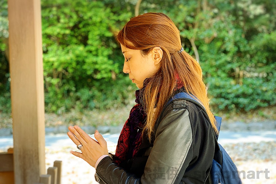 神社に参拝の女性のイメージ