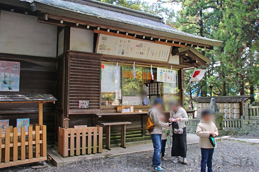諏訪大社 下社春宮の授与所の様子